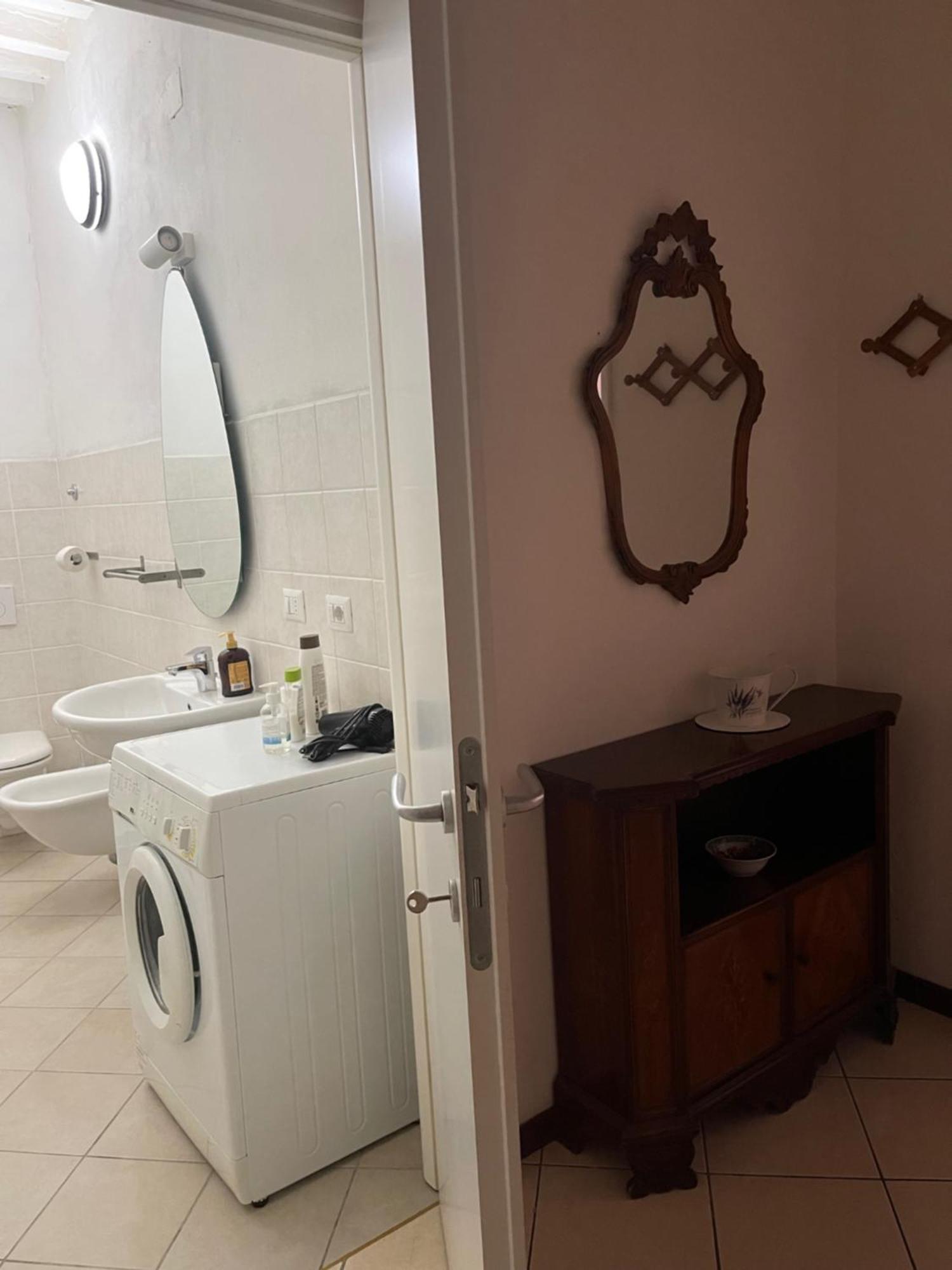 Bilocale Inzani Apartment Parma Bagian luar foto
