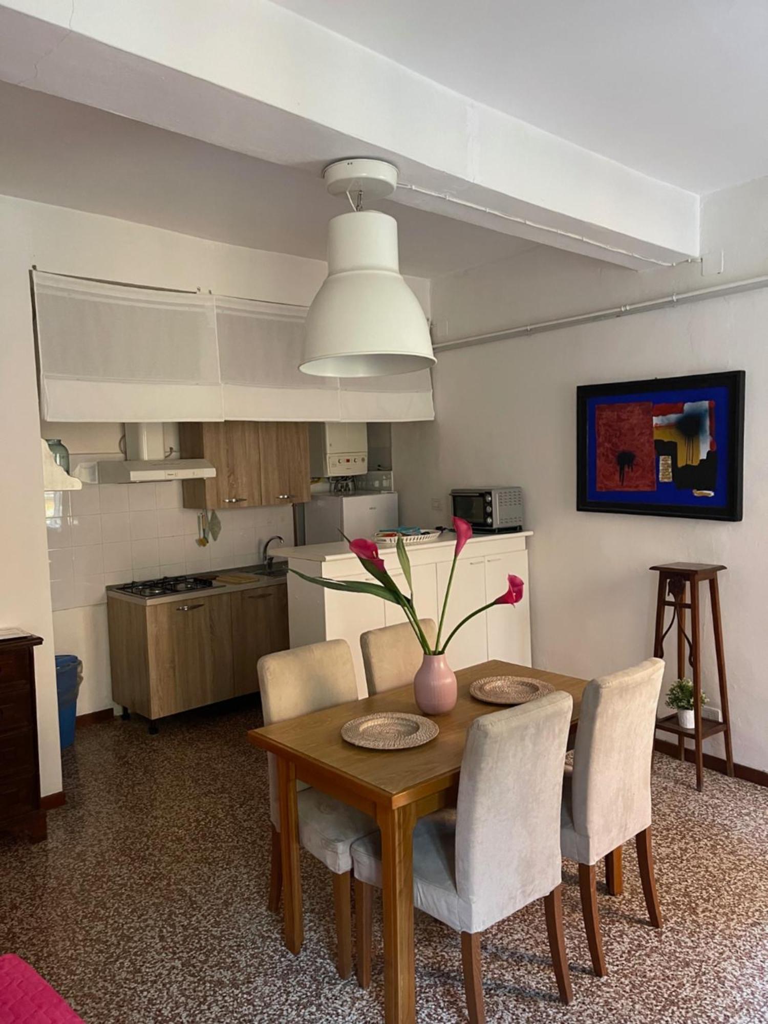 Bilocale Inzani Apartment Parma Bagian luar foto
